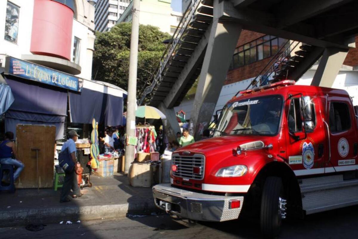 Controlan incendio en el Centro de Bucaramanga (Foto: Nélson Díaz/VANGUARDIA LIBERAL)