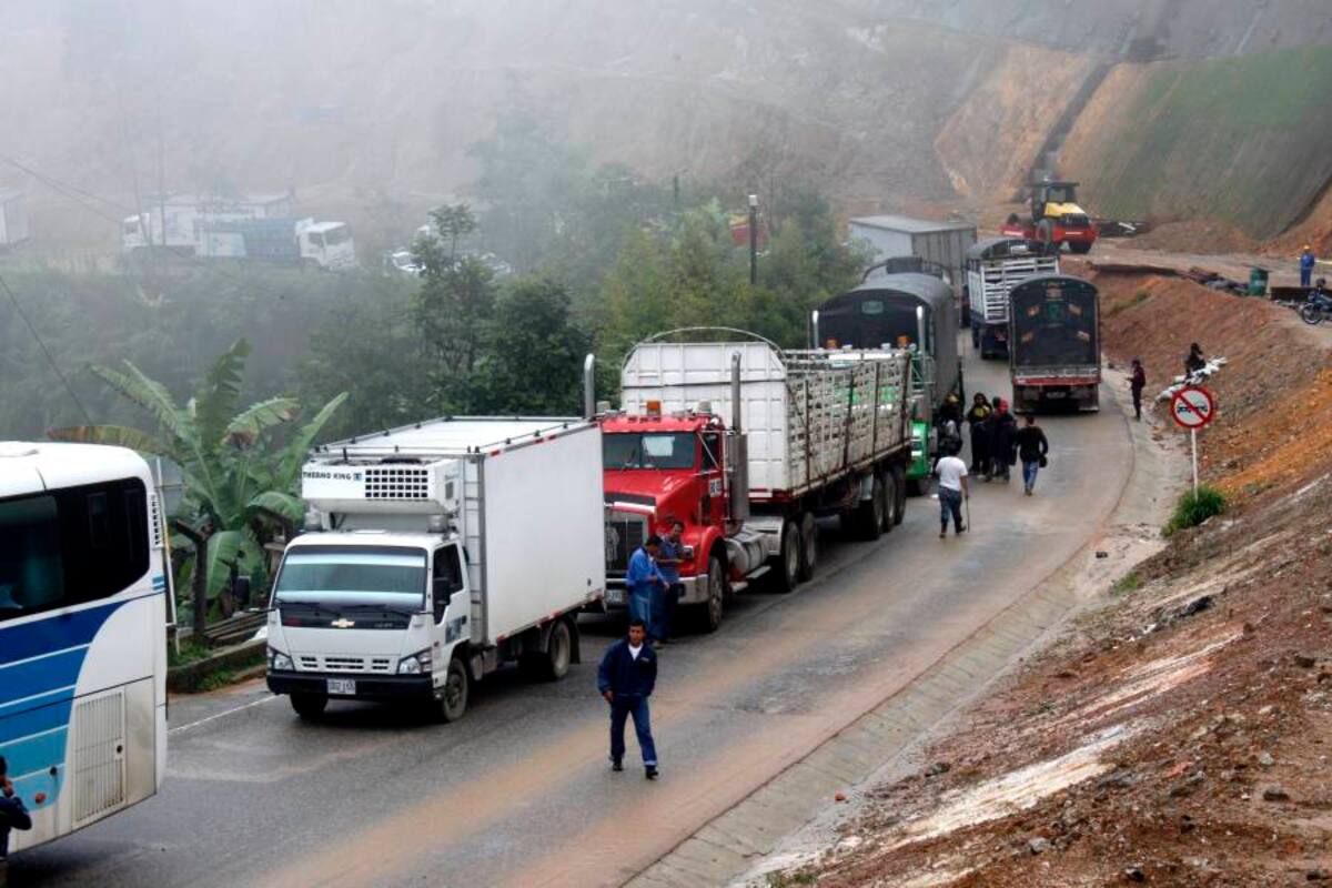 Tránsito restringido a un carril en tres puntos de la vía a Cúcuta (Foto: Nelson Díaz/ VANGUARDIA LIBERAL)
