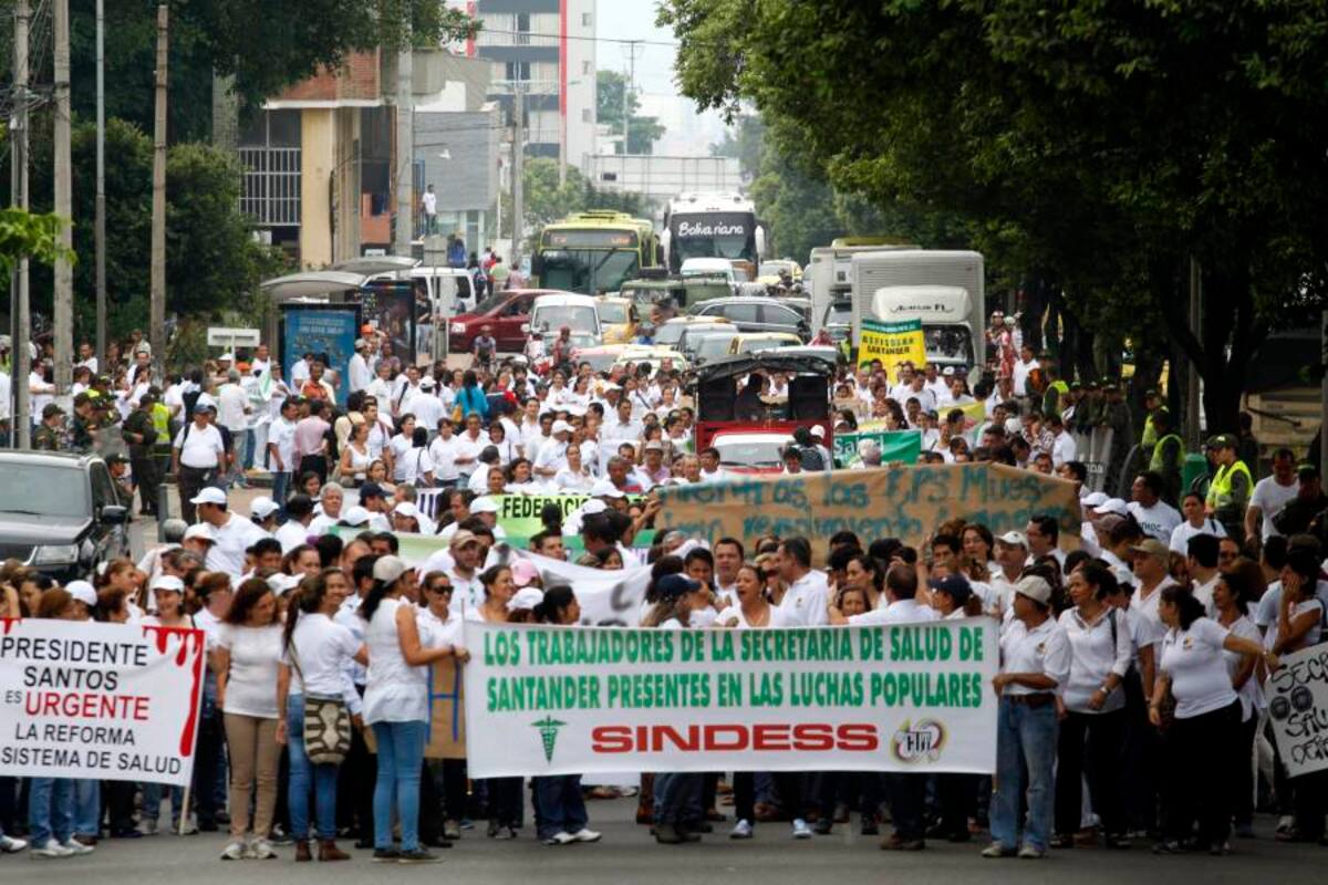 Trabajadores de la salud marchan en Bucaramanga exigiendo una reforma justa (Foto: Nelson Díaz / VANGUARDIA LIBERAL)