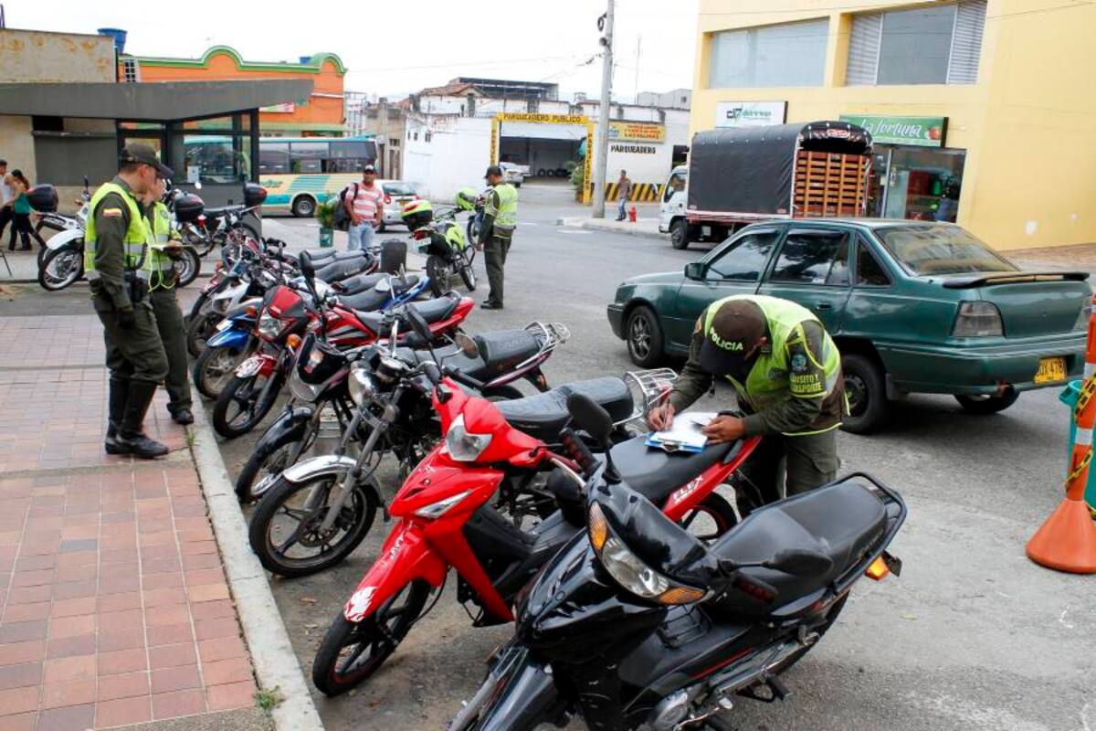 En cuatro horas de operativos fueron inmovilizados 37 vehículos ‘piratas’ (Foto: Nélson Díaz/VANGUARDIA LIBERAL)