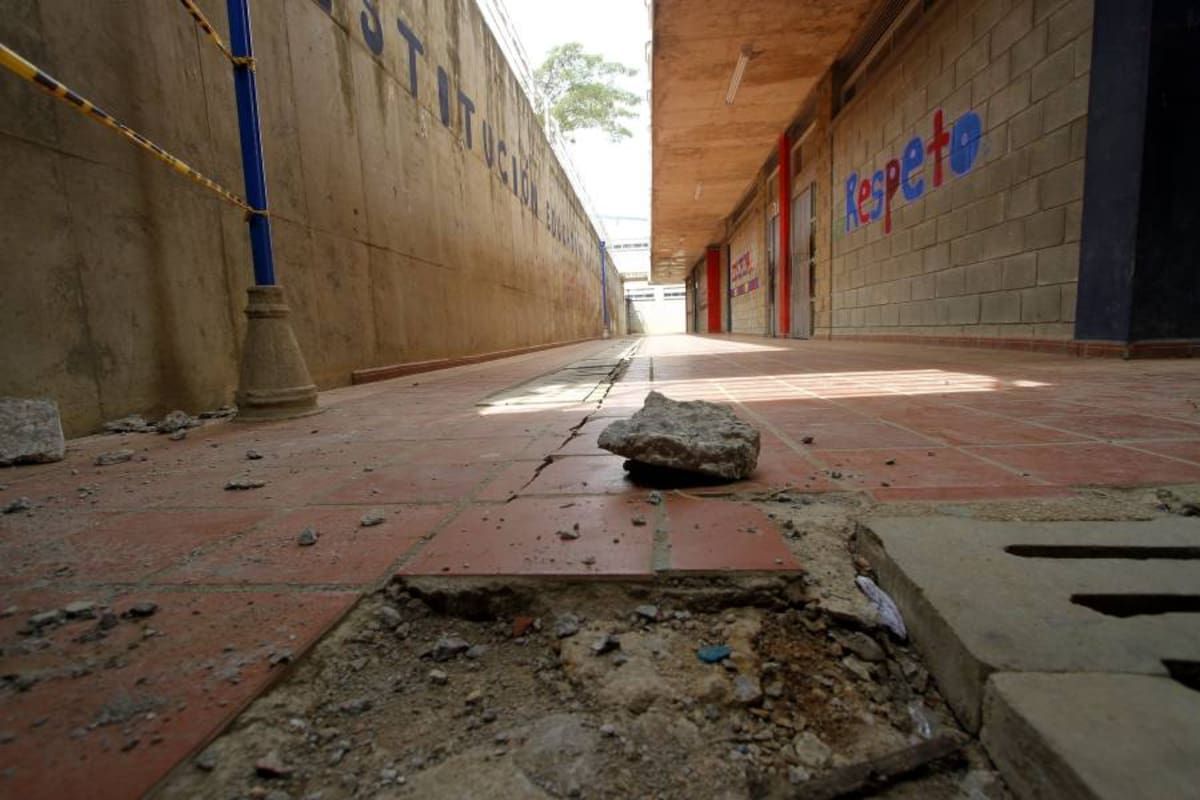Mineducación no sabe porqué megacolegio en Bucaramanga tiene fallas estructurales (Foto: Nelson Díaz / VANGUARDIA LIBERAL)