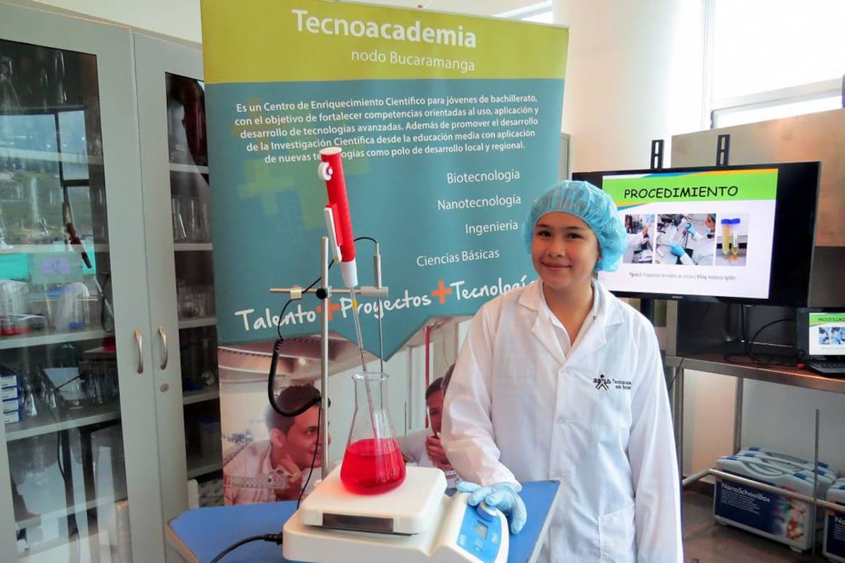 Con la investigación, María Camila Guevara Paredes, aprendiz de Tecnoacademia Bucaramanga, ha ganado medallas de oro y plata en los concursos de Infomatrix Sudamérica realizados por Solacyt. (Foto: Suministrada Sena / VANGUARDIA LIBERAL)