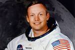 La piedra lunar que Neil Armstrong regaló sería falsa