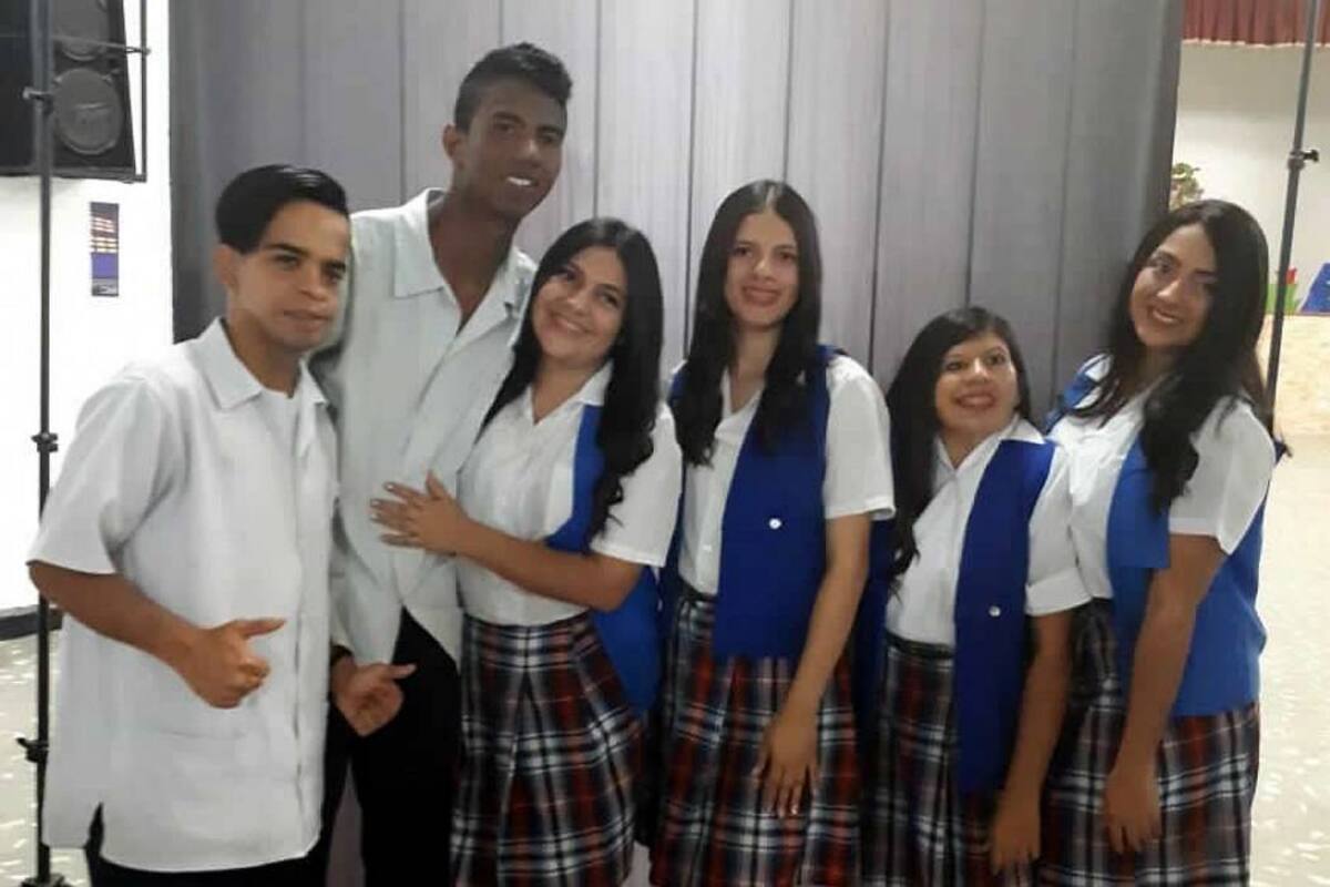 Seis bachilleres sordos reciben su grado de un colegio oficial en Bucaramanga (Foto: Suministrada / VANGUARDIA LIBERAL)