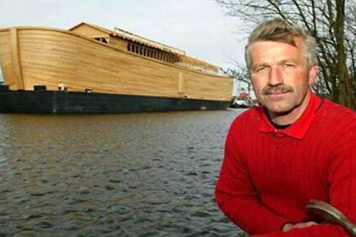 Su hija y otros familiares lo ayudan a construir el gigantesco navío al que según él "todos están invitados cuando llegue el diluvio y la entrada será gratis". (Foto: Tomada de Internet/VANGUARDIA LIBERAL)