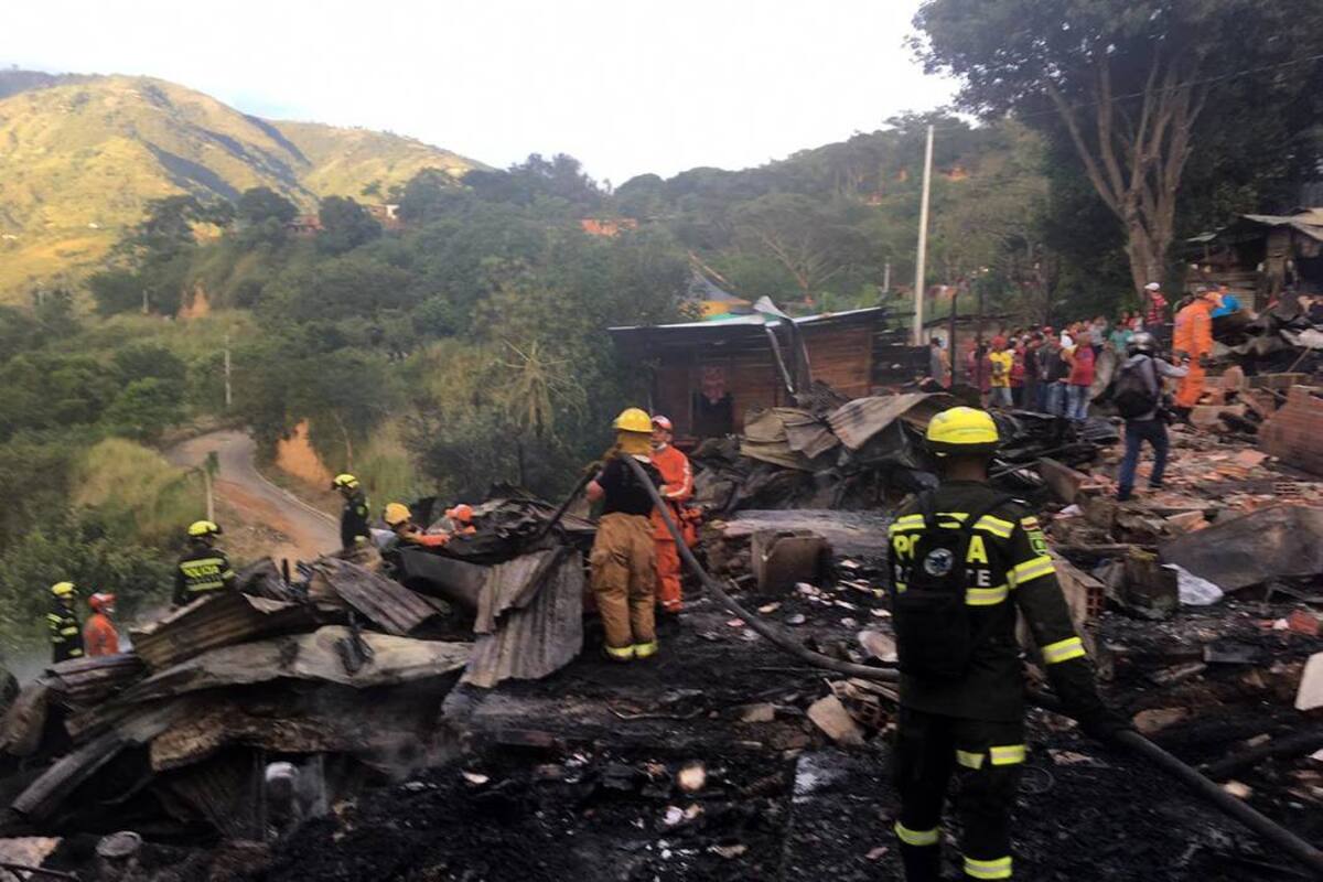 Grave incendio consume varias casas en el Norte de Bucaramanga (Foto: Suministrada / VANGUARDIA LIBERAL)