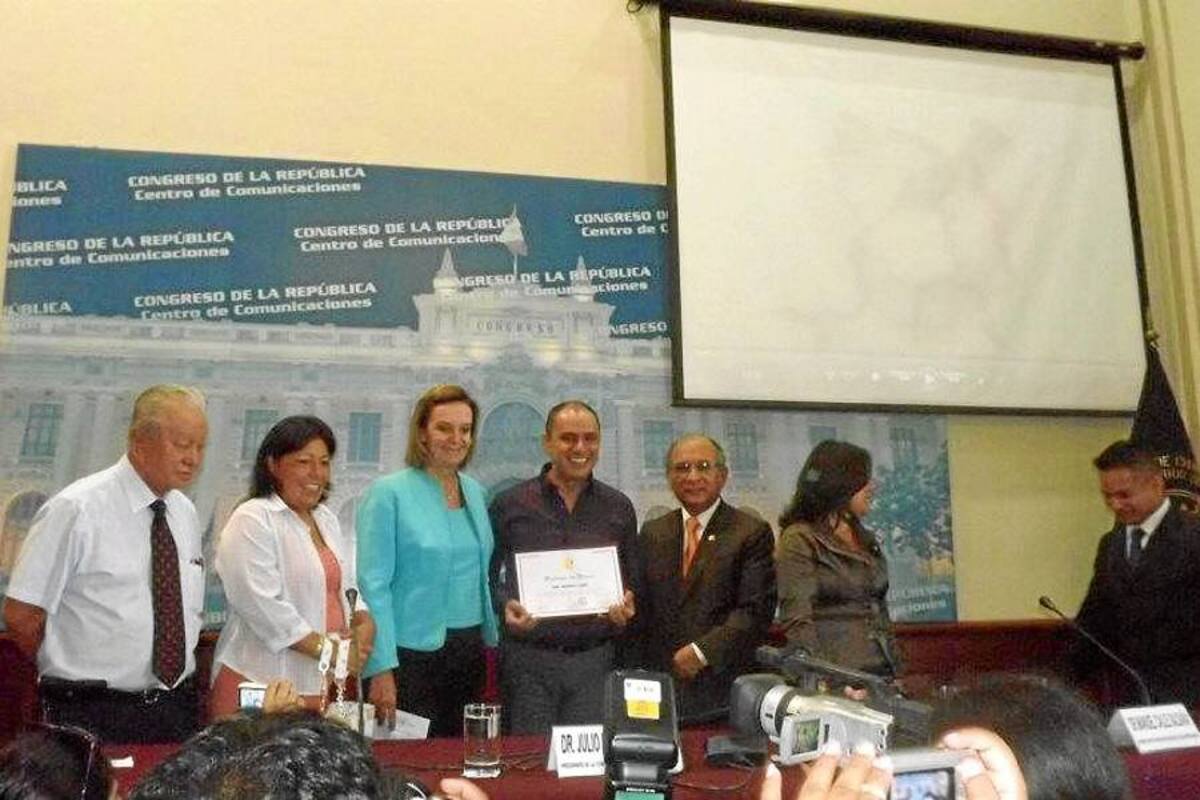 José Ordóñez fue condecorado por el Congreso de Perú (Foto: Suministrada/VANGUARDIA LIBERAL)