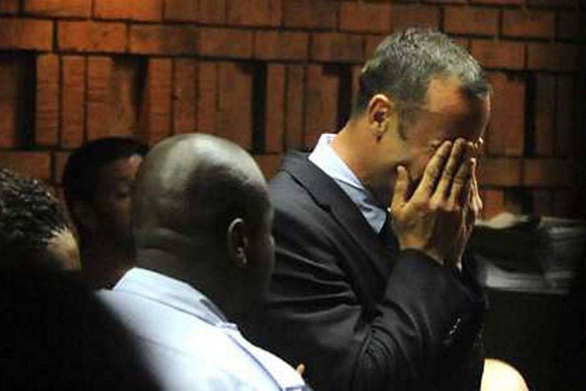 Pistorius lloró durante audiencia en que fue acusado de asesinato