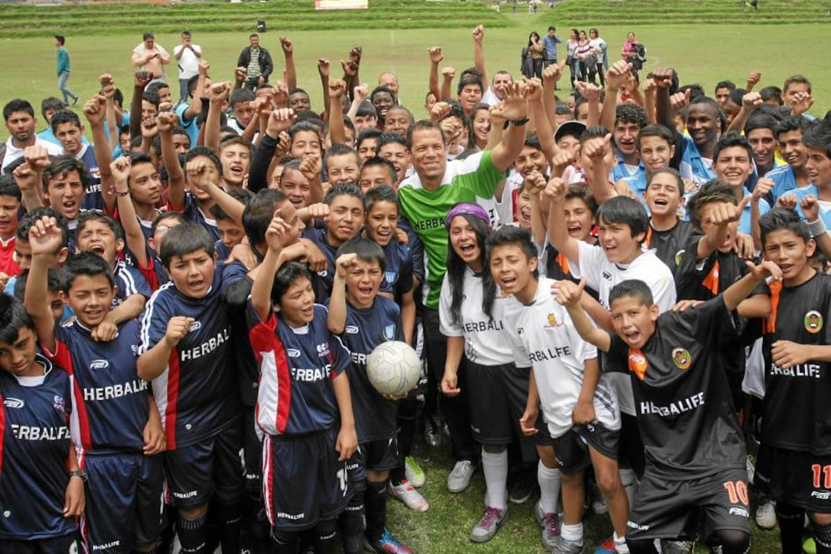 Óscar Córdoba con los niños de la Liga de fútbol (Foto: Colprensa/ VANGUARDIA LIBERAL)
