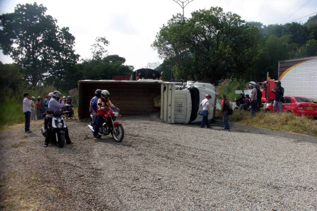 Volcamiento de volqueta generó congestión en la Autopista (Foto: Nelly Vecino / VANGUARDIA LIBERAL )
