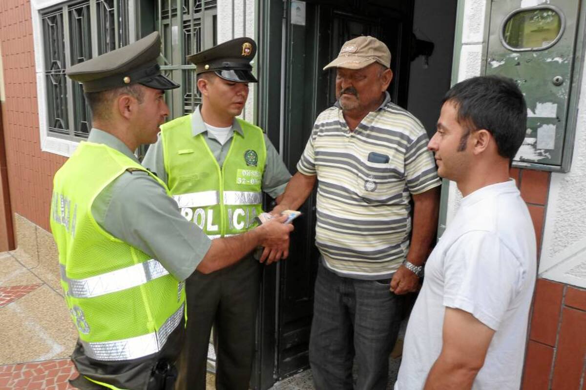 Patrulleros de la Policía devuelven 700 mil pesos en el Socorro (Foto: Suministrada Policía de Santander)