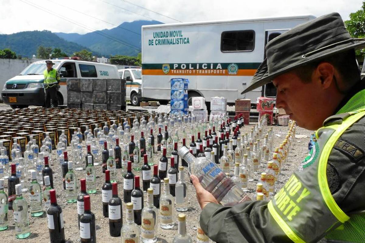 Incautadas 956 botellas de licor de contrabando en Bucaramanga (Foto: Suministrada Policía de Santander)