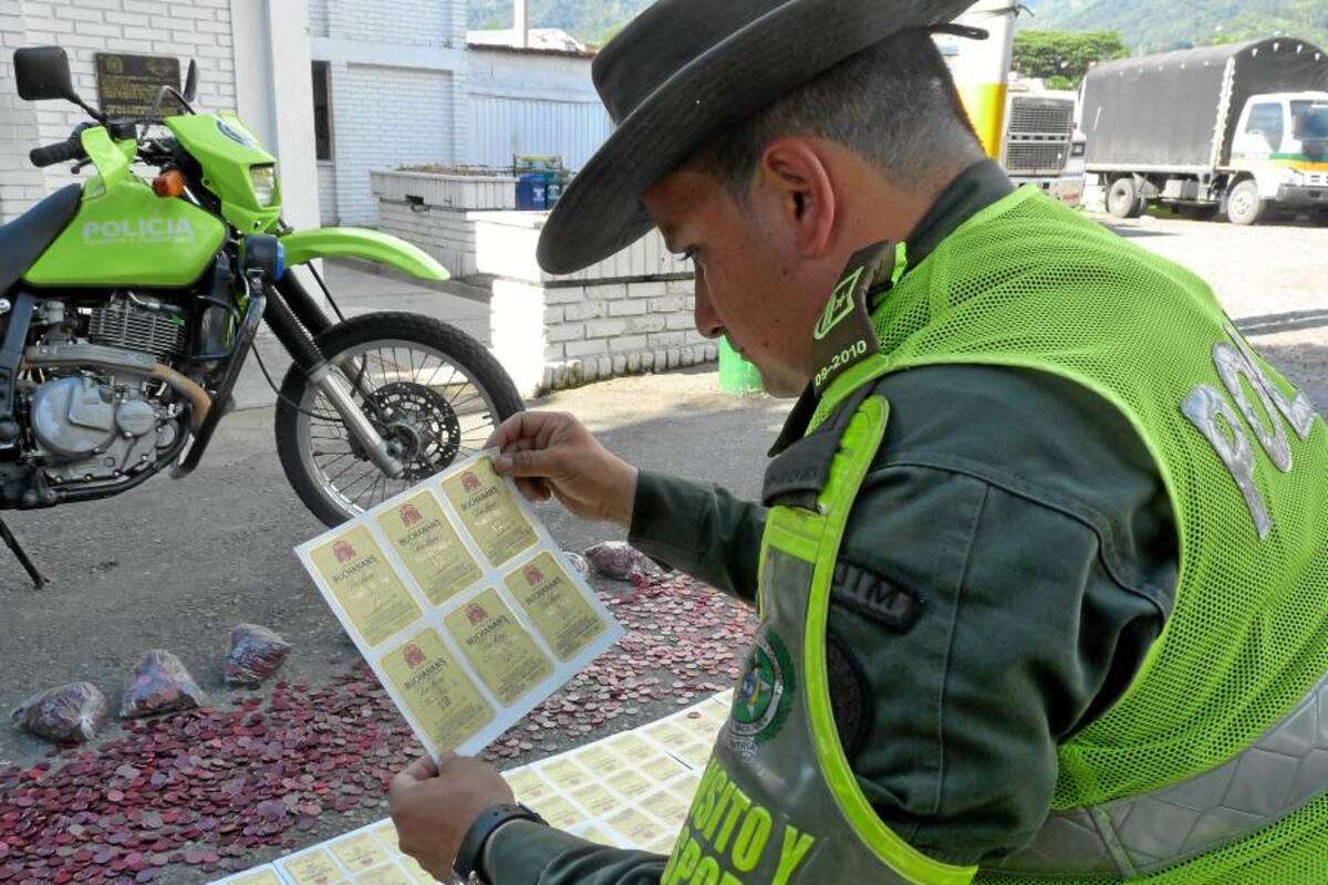 Incautadas 3.000 etiquetas y 12.000 botones para la adulteración de licor (Foto: Suministrada Policía Metropolitana/ VANGUARDIA LIBERAL)
