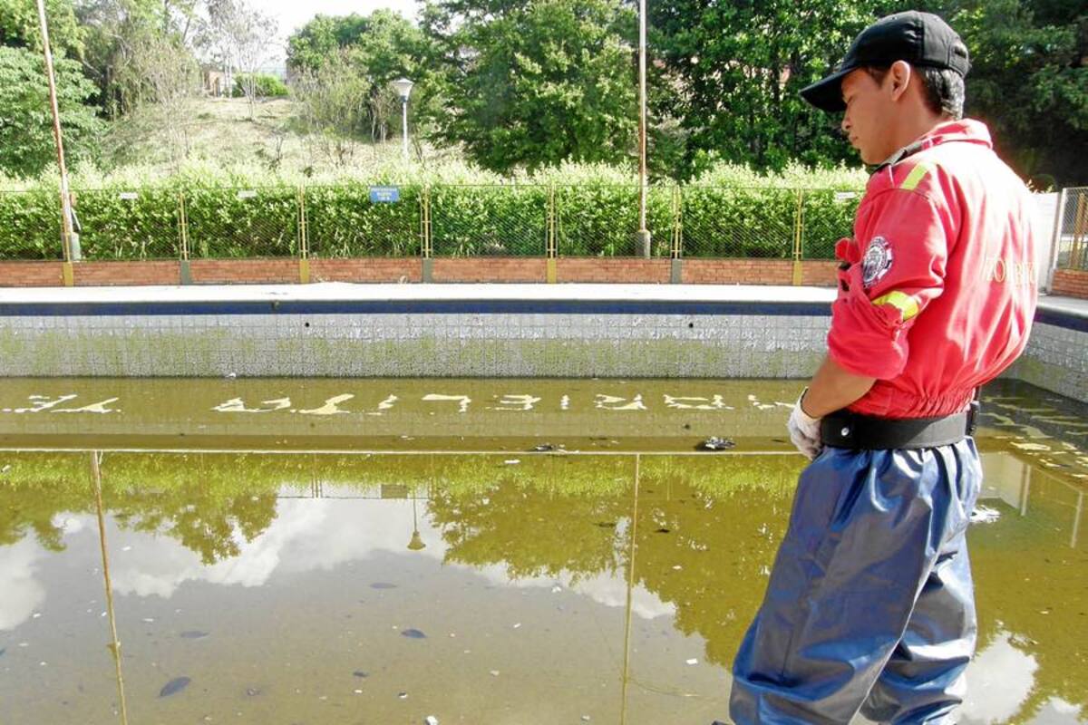 El Cuerpo de Bomberos de Floridablanca trabaja en la limpieza y llenado de las piscinas públicas. (Foto: Sully Catherine Santos H./VANGUARDIA LIBERAL )