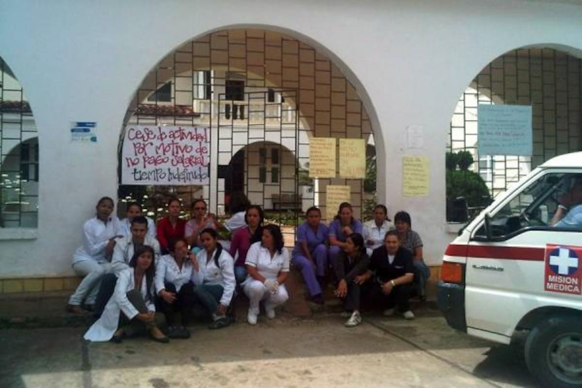 El cese de actividades decretado por los 39 trabajadores del antiguo Hospital Integrado La Merced de Zapatoca que ahora es manejado por la Clínica Bucaramanga se inició a las 7:00 a.m. de ayer.(Foto: Foto suministrada/VANGUARDIA LIBERAL)