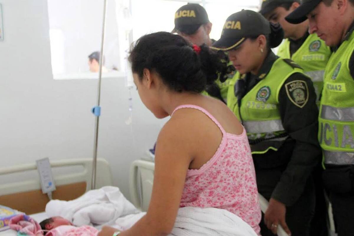 Policía atendió parto de una menor venezolana en plena calle de Bucaramanga (Foto: Suministrada /VANGUARDIA LIBERAL)