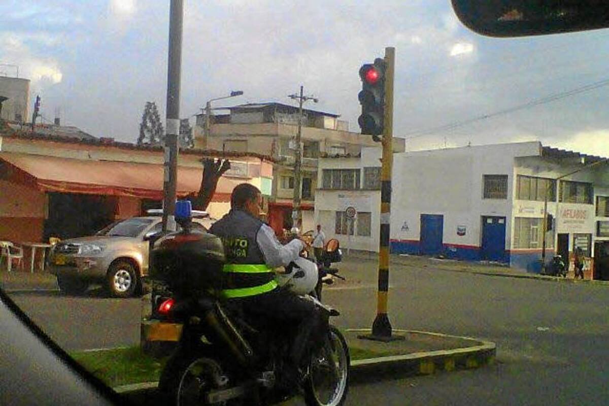 Al momento de la foto el agente de tránsito se encontraba en la Avenida Quebradaseca entre carreras 18 y 19. (Foto: Suministrada/ Vanguardia Liberal)