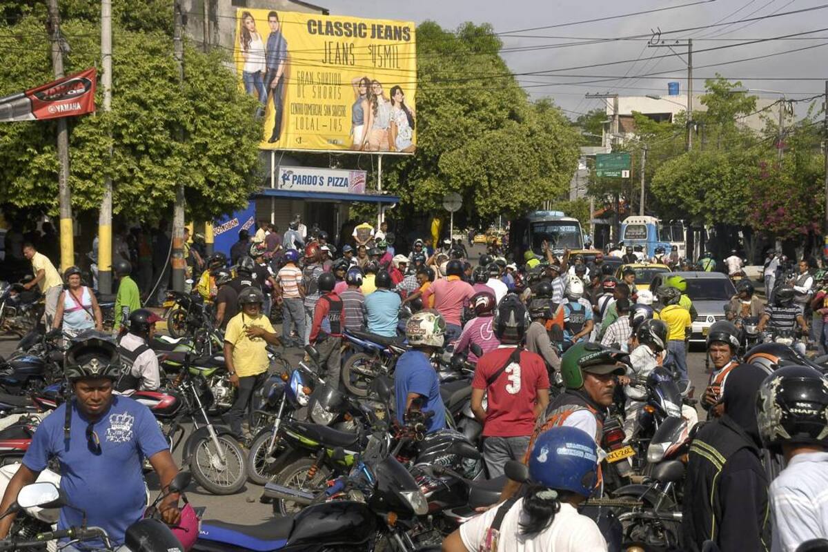 Mototaxistas de Barrancabermeja protestan por normas que restringen su movilidad (Foto: Edgar Pernett/ VANGUARDIA LIBERAL)