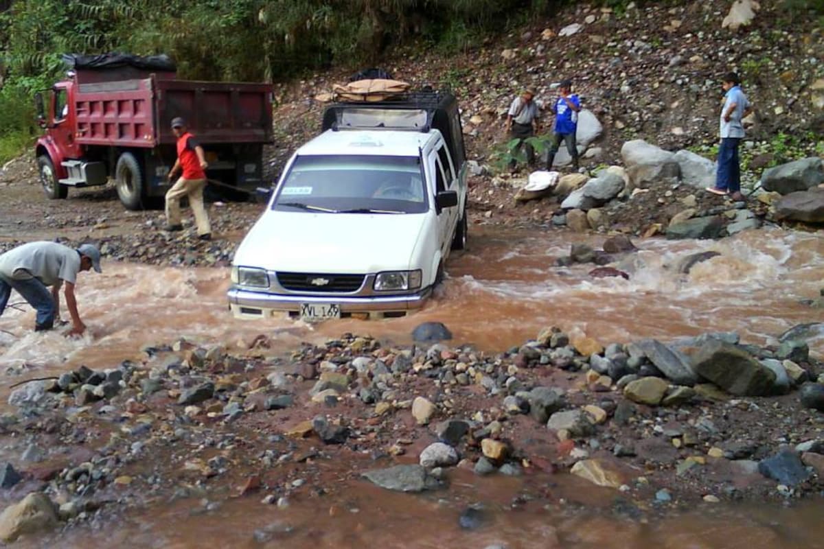 Las personas que se transportaban en la camioneta viajaban desde Socorro hacia Galán, por la carretera que permite el acceso a ese municipio. (Foto: Suministrada/VANGUARDIA LIBERAL)