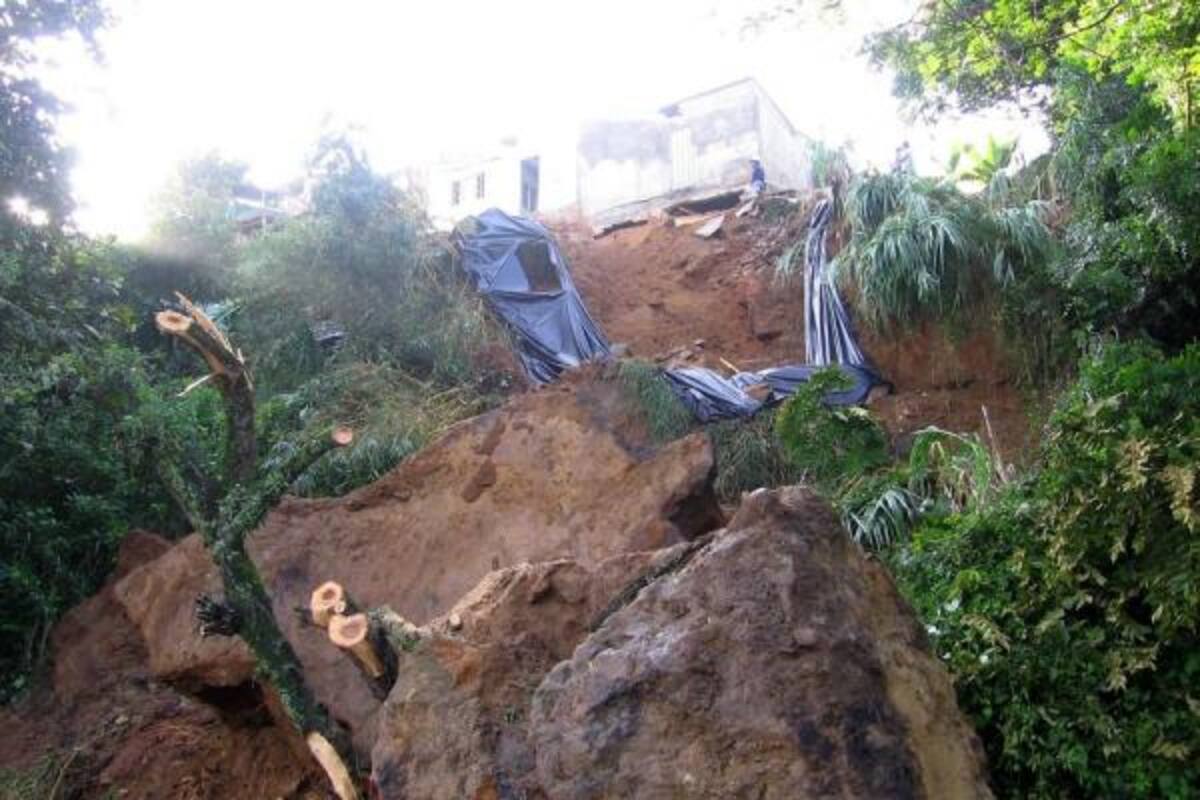 Ésta es una de las rocas que cayó en la vía entre San Gil y Socorro.(Foto: Nancy Gómez / VANGUARDIA LIBERAL)