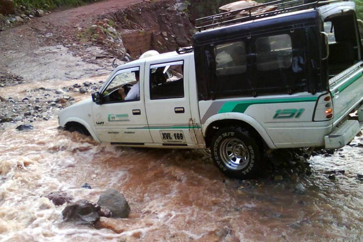 Debido a las fuertes lluvias del pasado lunes, el nivel de la quebrada La Honda se incrementó provocando una avalancha que amenazó la seguridad de un vehículo de transporte público con pasajeros a bordo. (Foto: Suministrada/VANGUARDIA LIBERAL)