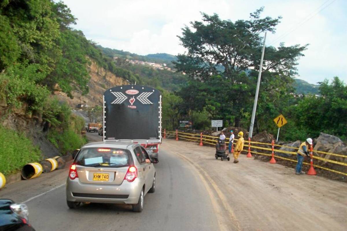 Continúan los trabajos para reestablecer la banca en el kilómetro 105 con 300 metros en inmediaciones del municipio de Socorro. (Foto: Archivo/VANGUARDIA LIBERAL)