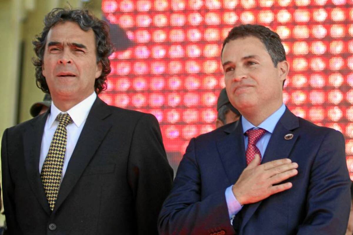 En la plazoleta central de la Universidad de Antioquia, se realizó la posesión de Sergio Fajardo como gobernador del departamento. A su lado el recién posesionado alcalde de Medellín, Aníbal Gaviria. (Foto: Colprensa/VANGUARDIA LIBERAL)