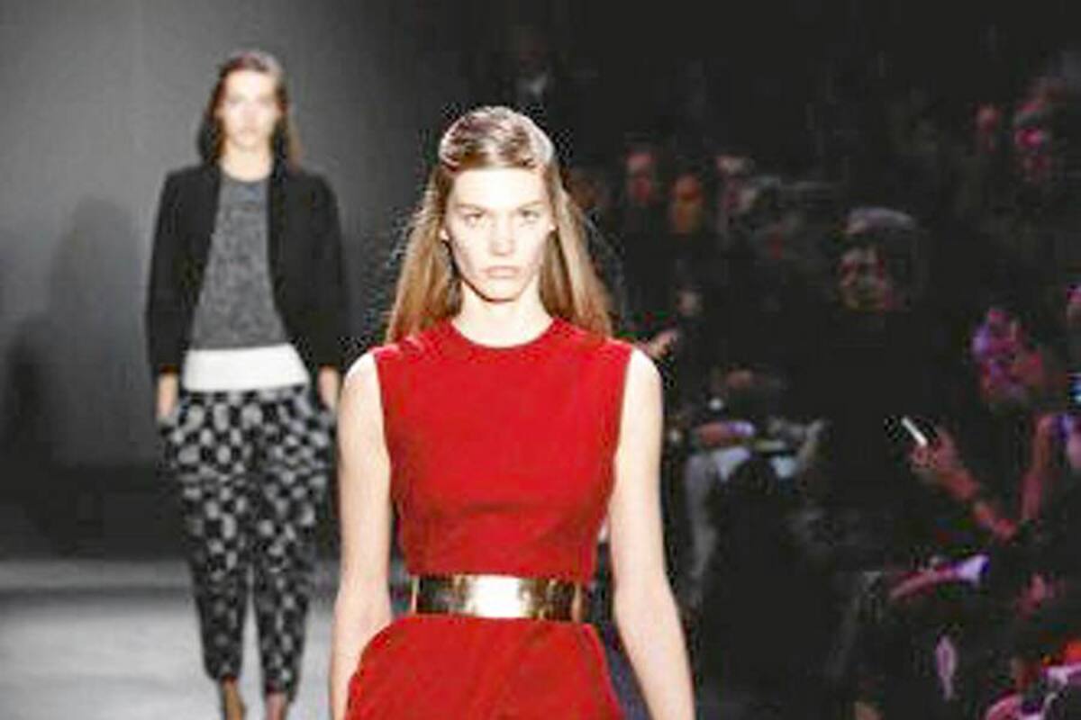 Si la etiqueta exige vestuario más elegante, te muestro estas tres opciones. El vestido rojo, de Giambattista Valli, me fascina. Es elegantísimo. El cinturón dorado le da un toque muy chic.
