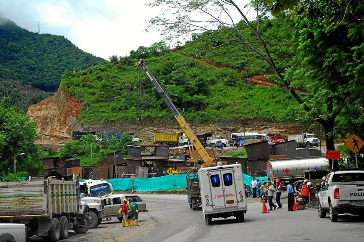 Las causas del incidente que provocó que el vehículo pesado cayera a la quebrada son materia de investigación. (Foto: Archivo/VANGUARDIA LIBERAL)