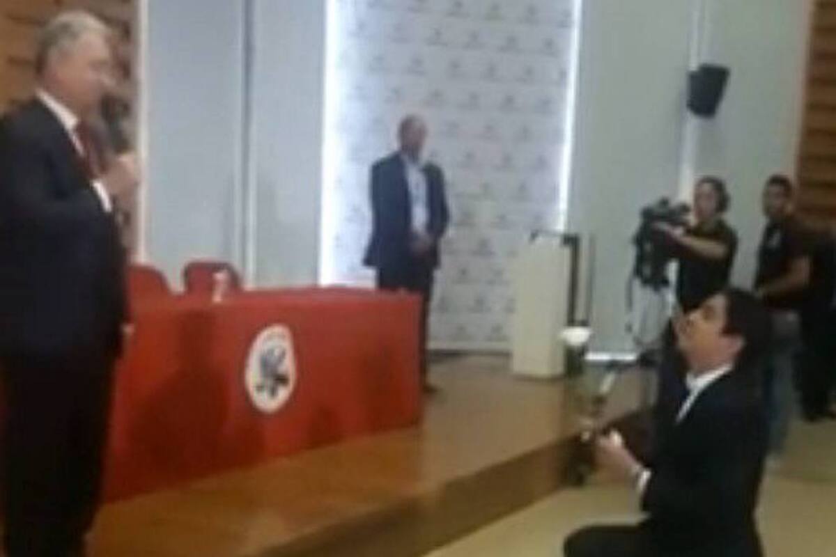 En Universidad de Medellín, estudiante de derecho le pide al expresidente Uribe casarse con la paz. El senador pidió debatir con argumentos. (Foto: COLPRENSA)