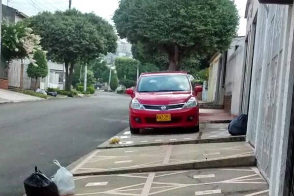 Conductor prefirió obstaculizar el paso de los peatones en Bucaramanga (Foto: Suministrada/ VANGUARDIA LIBERAL)