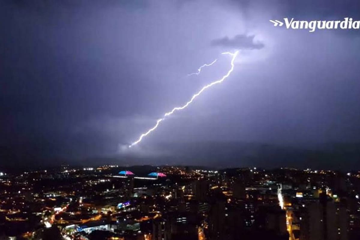 Video registró ‘sinfonía’ de 158 rayos que cayeron en Bucaramanga (Foto: SUMINISTRADA FRANCISCO CENTENO/VANGUARDIA LIBERAL)