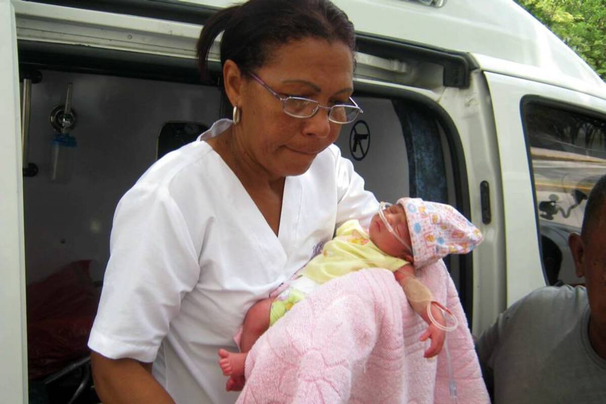 En vehículos particulares de la Sijín, Marta Matute y la recién nacida fueron conducidas al Puesto de Salud de Mamatoco. (Foto: Colprensa/ VANGUARDIA LIBERAL)