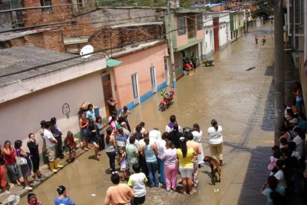 Sacerdotes hacen oración para pedir que baje el nivel del rio.(Foto: Nancy Acuña/ VANGUARDIA LIBERAL)