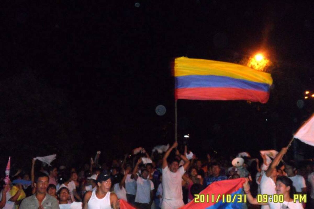 Así protestaron los habitantes de La Esperanza desde la noche de este lunes. (Foto: Suministrada/VANGUARDIA LIBERAL)