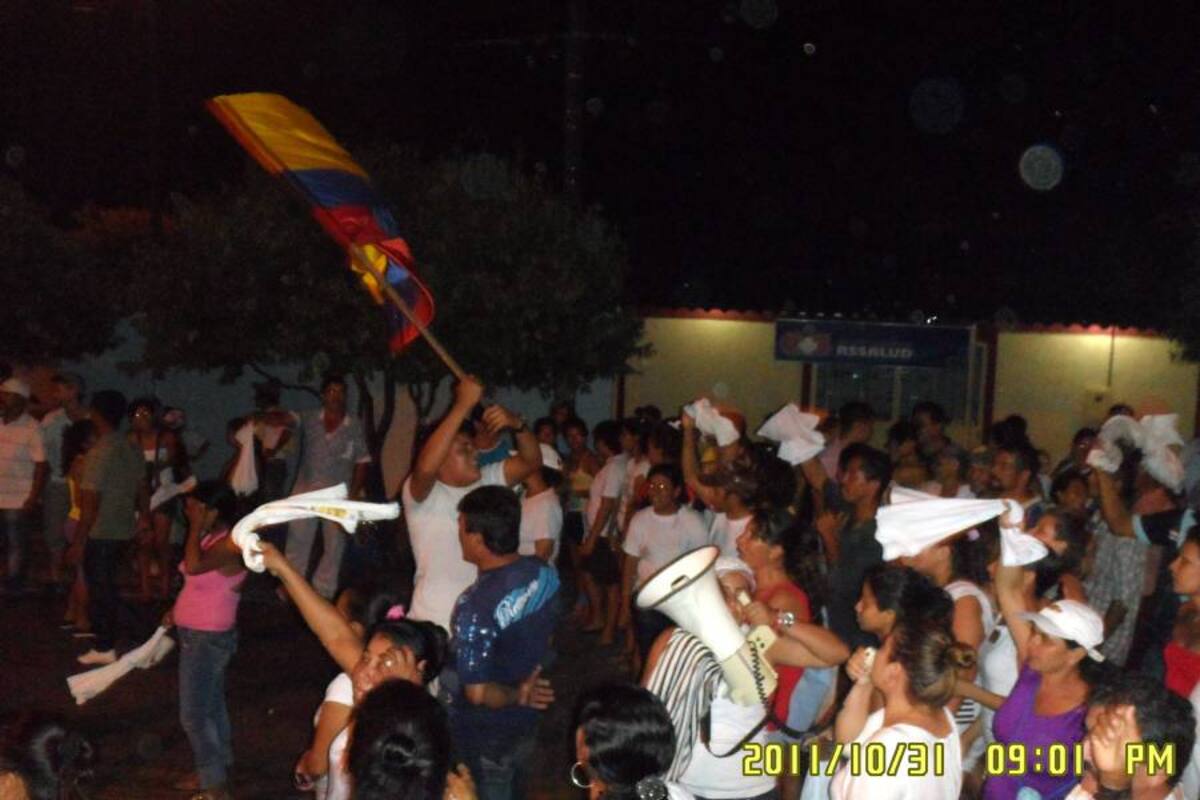 Así protestaron los habitantes de La Esperanza desde la noche de este lunes. (Foto: Suministrada/VANGUARDIA LIBERAL)