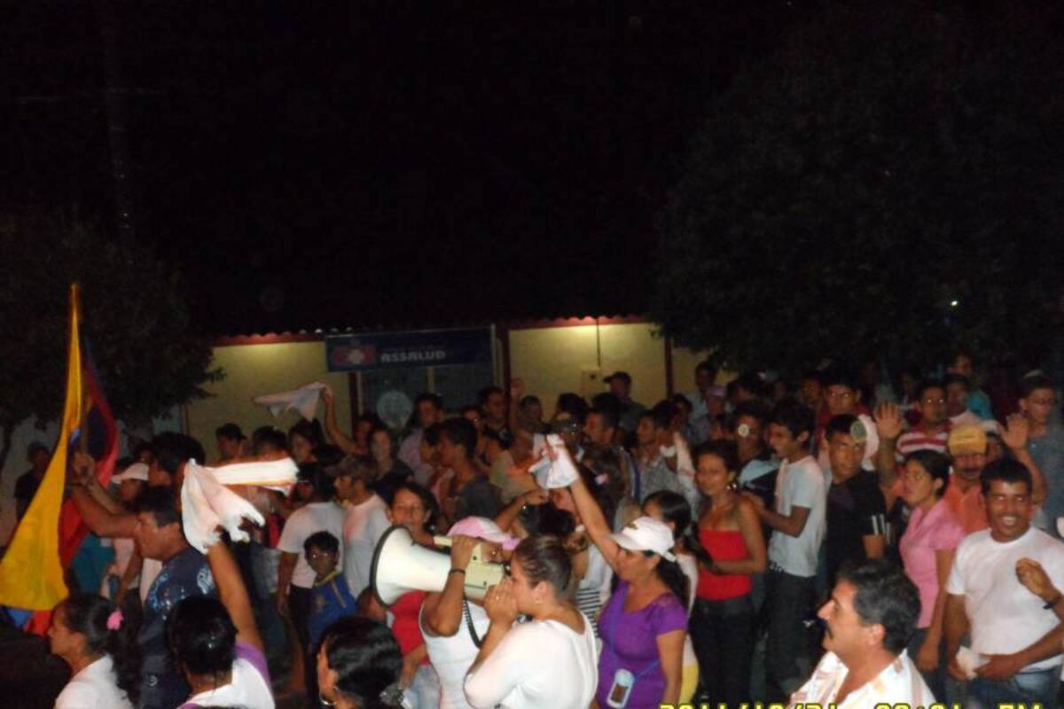 Así protestaron los habitantes de La Esperanza desde la noche de este lunes. (Foto: Suministrada/VANGUARDIA LIBERAL)