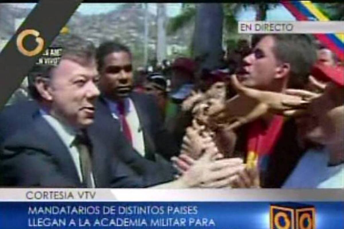 Santos rompe el protocolo y se desvía a saludar a los venezolanos (Foto: Tomado de Internet/VANGUARDIA LIBERAL)