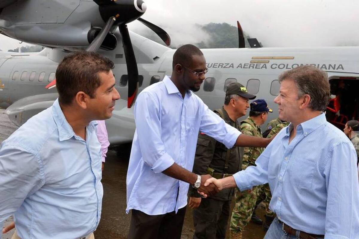 Al presidente Santos le llovieron peticiones en Bahía Solano (Foto: Colprensa/VANGUARDIA LIBERAL)