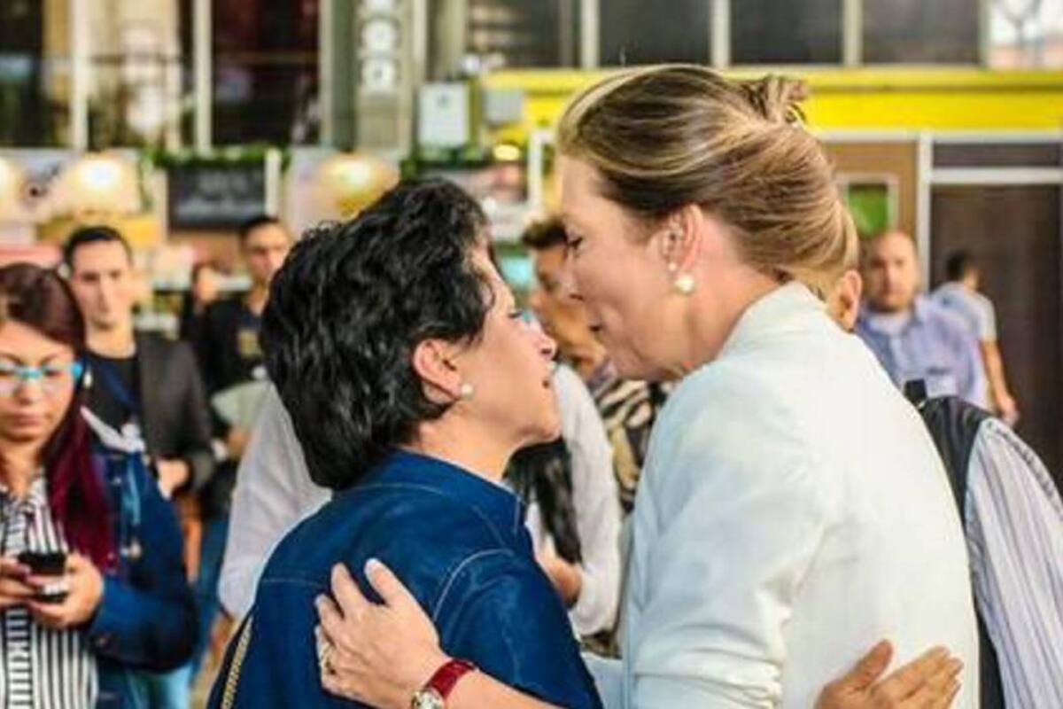El efusivo abrazo entre las esposas de Uribe y Santos (Foto: El Universal / VANGUARDIA LIBERAL)