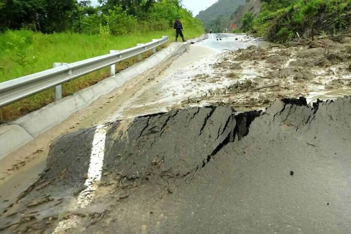Lluvias ocasionan colapso de un tramo de la vía a San Vicente (Foto: Suministrada Sanvicentedechucuri.com/VANGUARDIA LIBERAL)