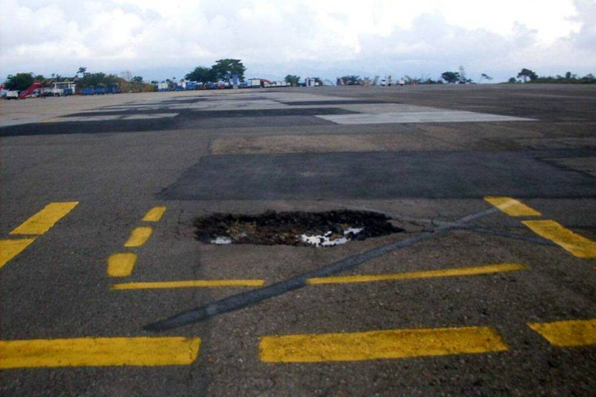 Este el hueco donde se enterró una de las llantas de un avión de Avianca. (Foto: Suministrada/ Vanguardia Liberal)
