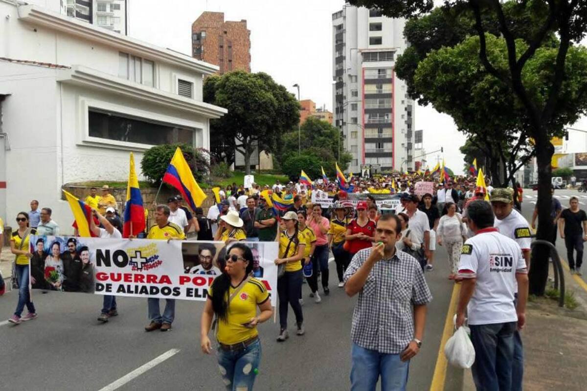 Masiva marcha en Bucaramanga del uribismo en contra de Santos (Foto: Suministrada/ VANGUARDIA LIBERAL)