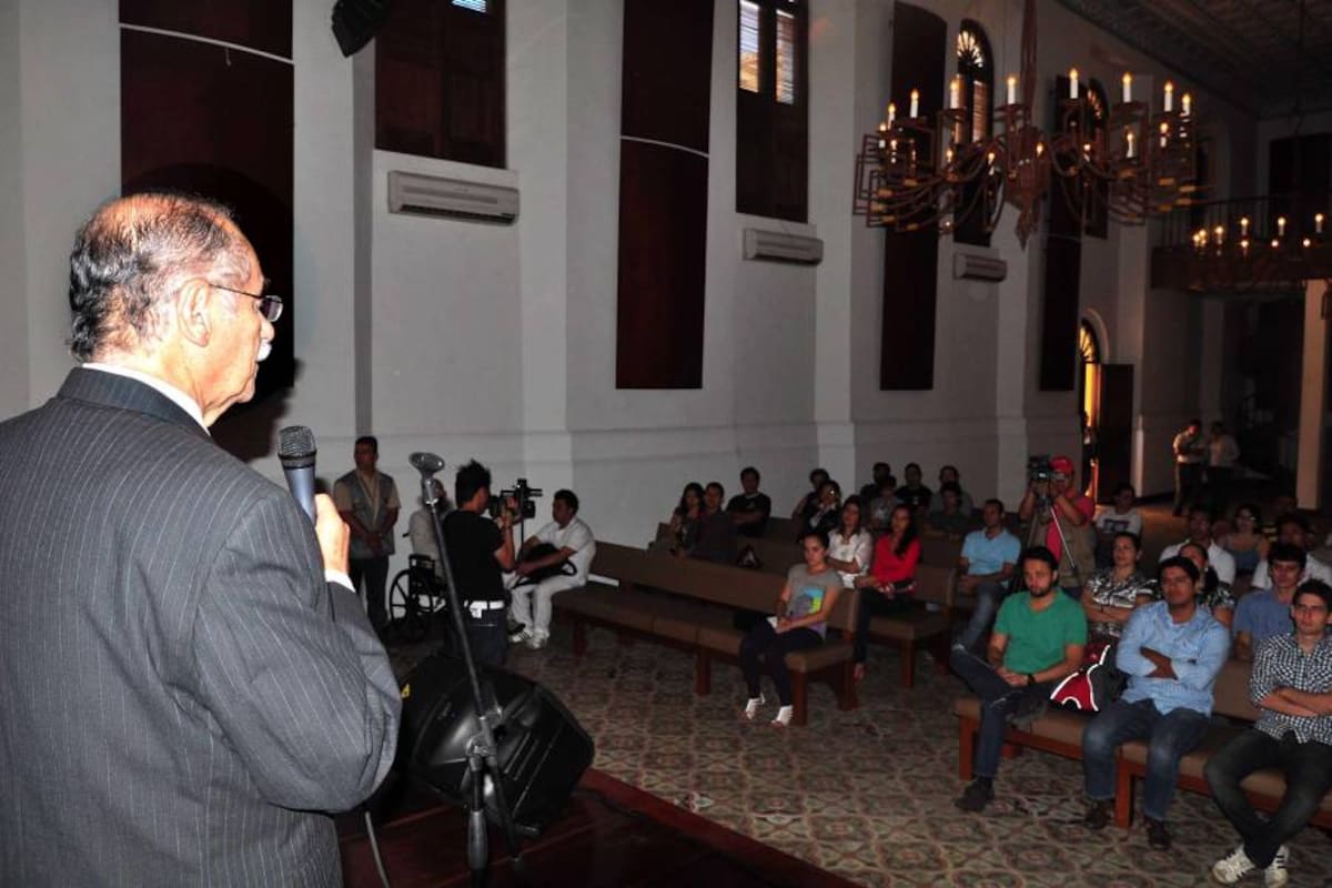 De la mano del Gobernador de Santander, Horacio Serpa Uribe, los ganadores recibieron el incentivo monetario. (Foto: Suministrada/ VANGUARDIA LIBERAL)