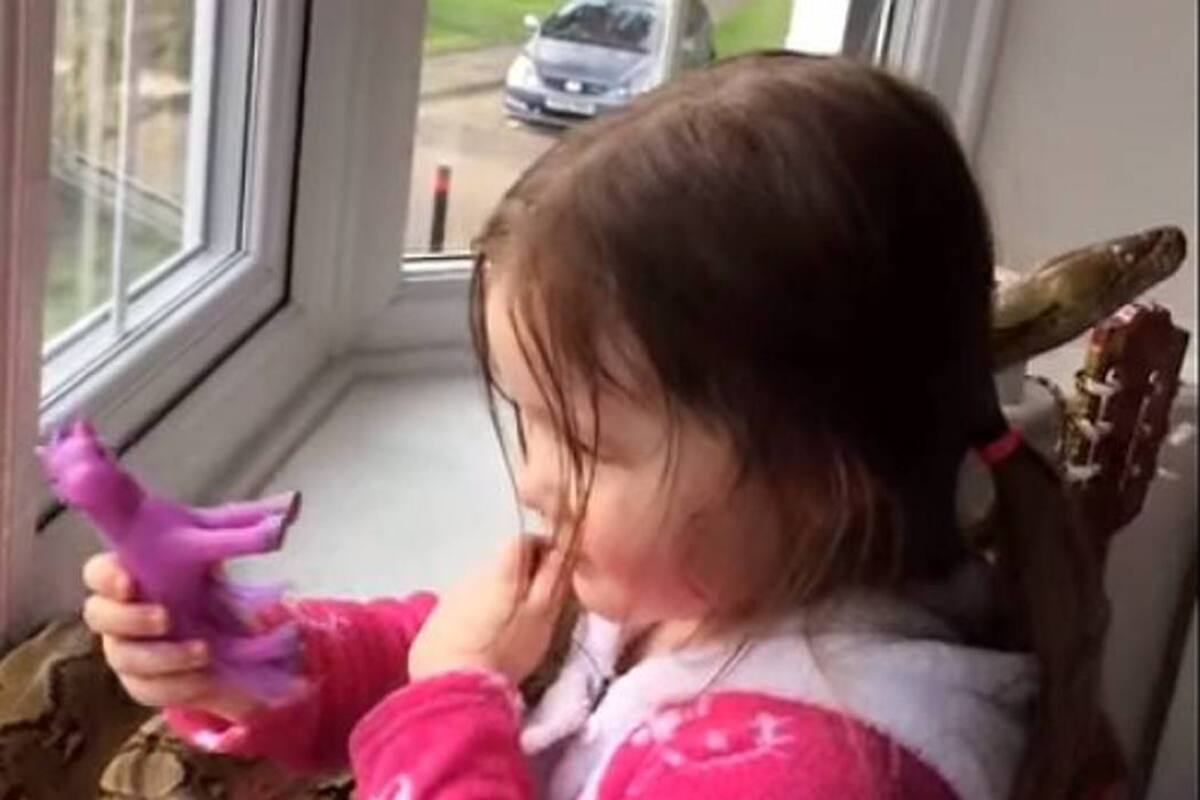 Niña de tres años abraza cariñosamente a una Pitón (Foto: Tomada de YouTube/VANGUARDIA LIBERAL )