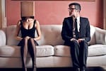 ¿Baja la mirada cuando habla? No siempre es timidez: esto puede estar haciendo su cerebro