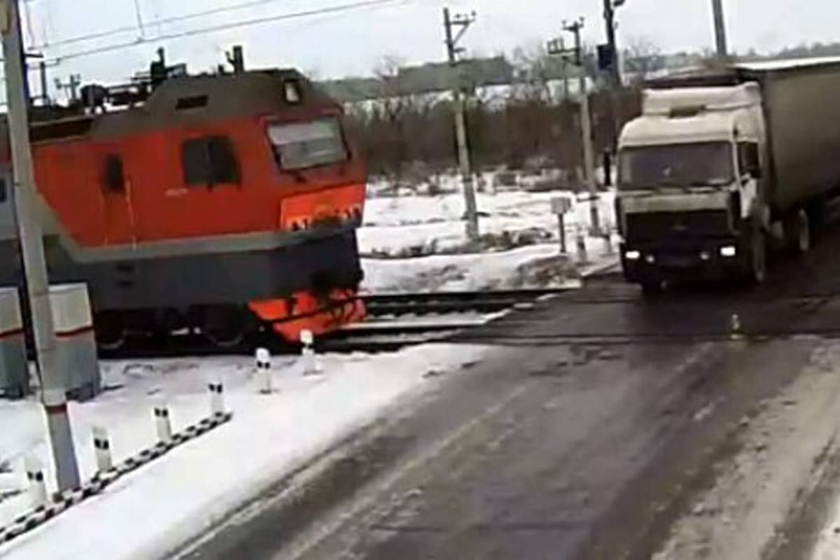 Impactante accidente entre un camión y dos trenes en Rusia (Foto: Foto: Youtube)