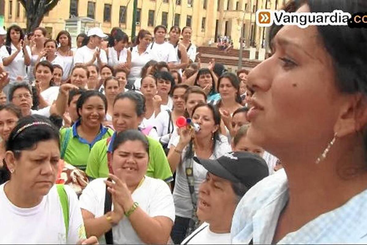Madres Comunitarias de Santander se manifiestan en el parque García Rovira