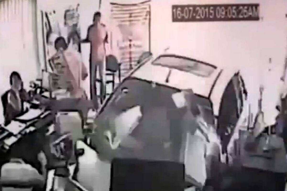 Carro sin control terminó al interior de una oficina en Barrancabermeja