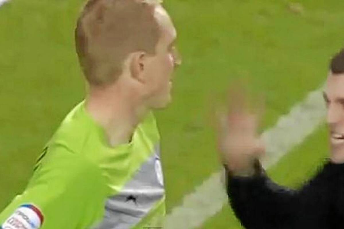 Un hincha saltó a la cancha y agredió al arquero rival en Inglaterra (Foto: Tomada de Internet/VanguardiaLiberal)